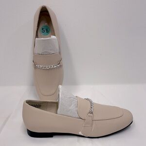 New Tahari women’s Beige Loafers with Silver Chain Accent size 5.5 slip on